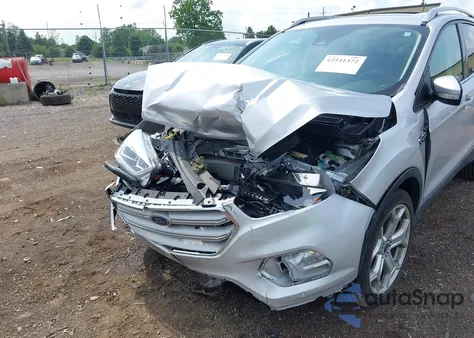 2018 Ford Escape Titanium из США, поврежденный, VIN 1FMCU9J93JUA08540